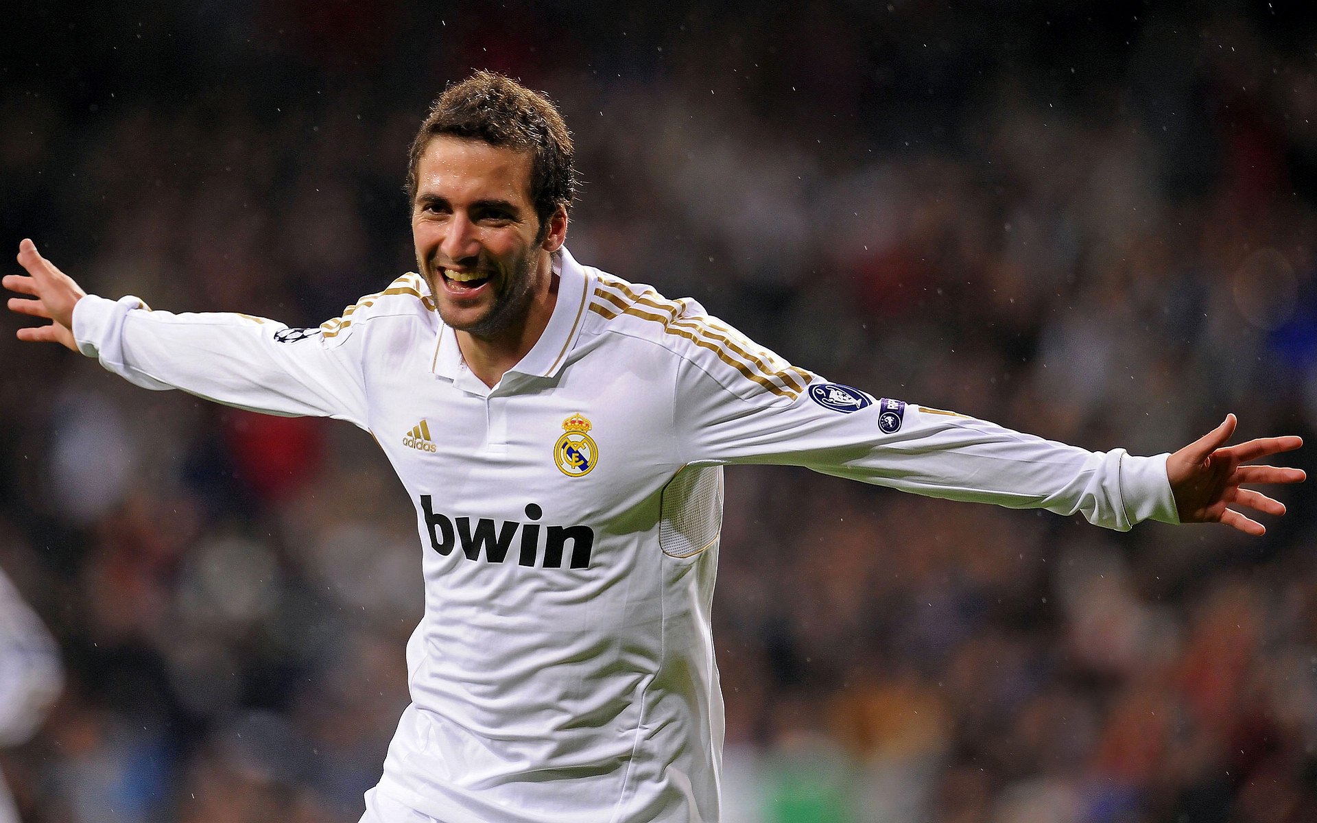 当哨声在利马响起，足球的绝杀、赛道的接管与命运交叉的十分钟