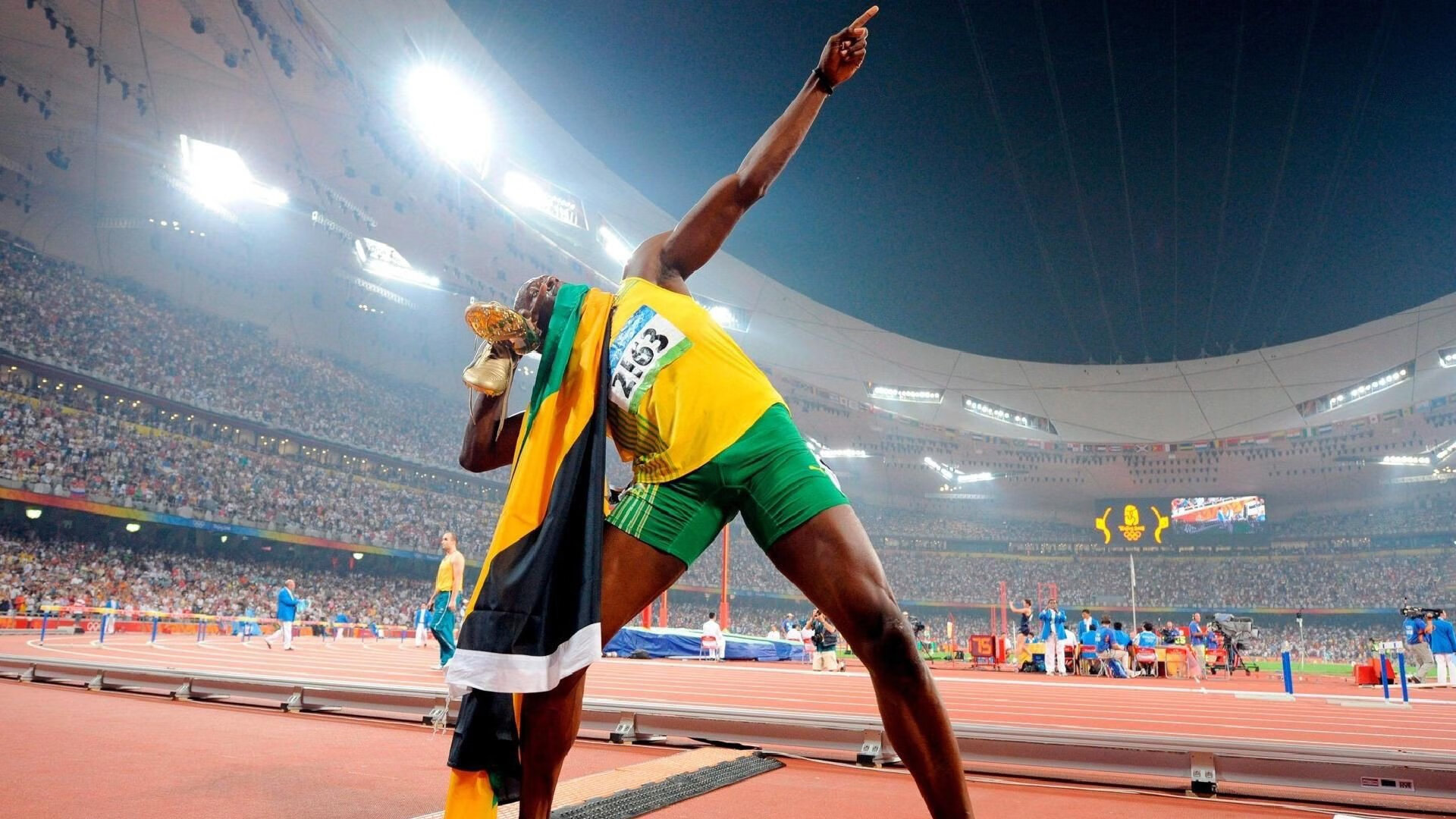 阿斯顿马丁鏖战威廉姆斯，拉塞尔带队取胜