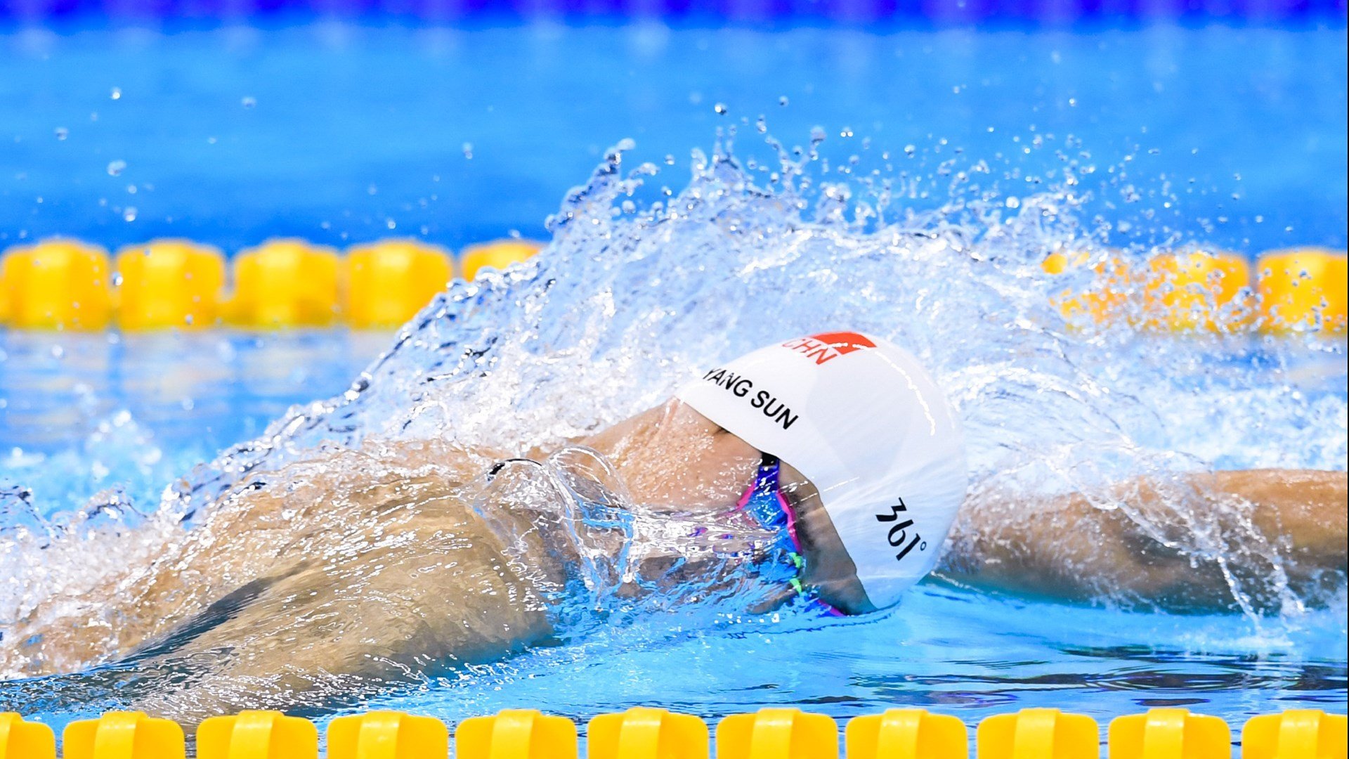 赛道与绿茵场，当F1争冠焦点战遇上南非击溃多特蒙德